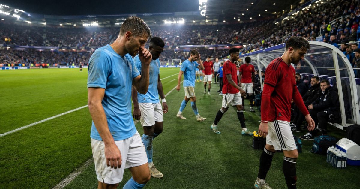 プレミアリーグをイメージした試合後、疲れた様子でベンチへ戻るサッカー選手たち