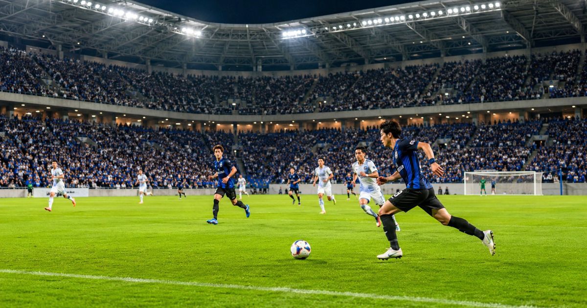 満員のスタジアムで公式戦をプレーするサッカー選手と走行シーン