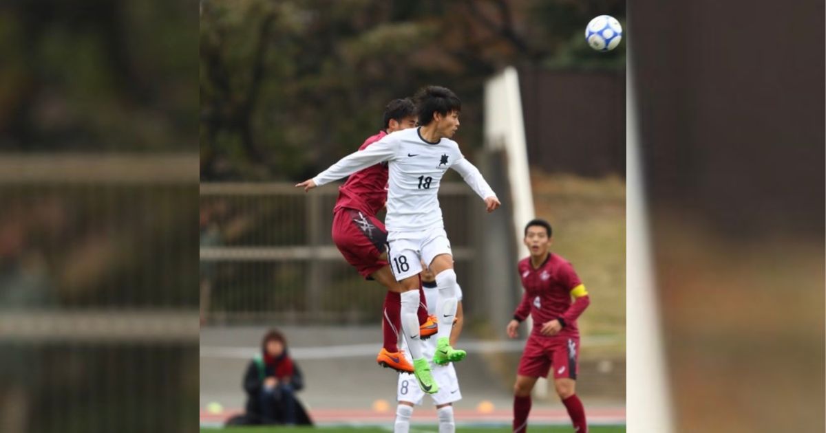 国士舘大学サッカー部時代、公式戦で相手選手と空中戦を競るSOOOOO(そー)