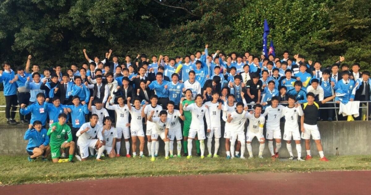 国士舘大学サッカー部時代、公式戦後に選手と応援団で撮影した集合写真