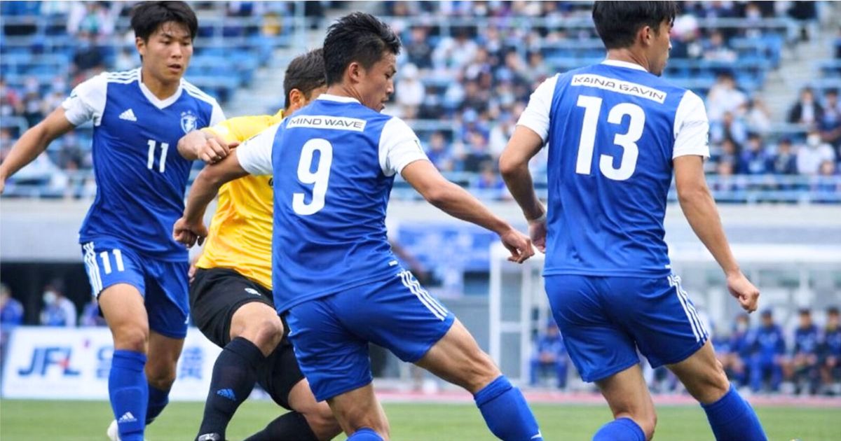 関西大学サッカーの強豪校同士が対戦するイメージ
