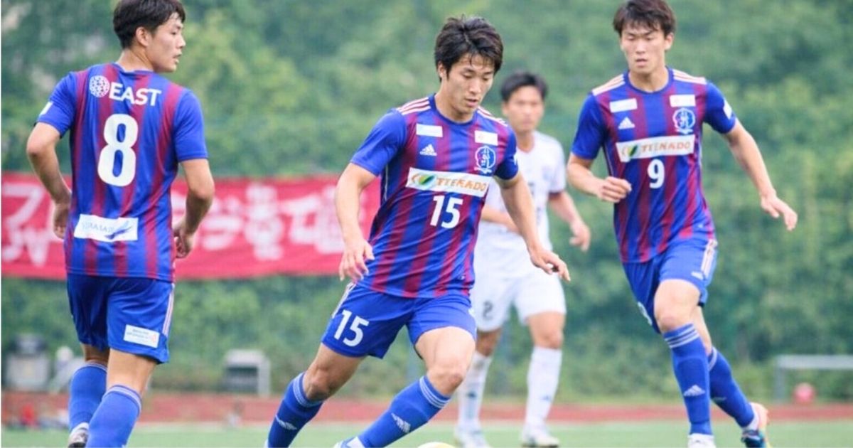 地域リーグで競う大学サッカー選手たちのイメージ