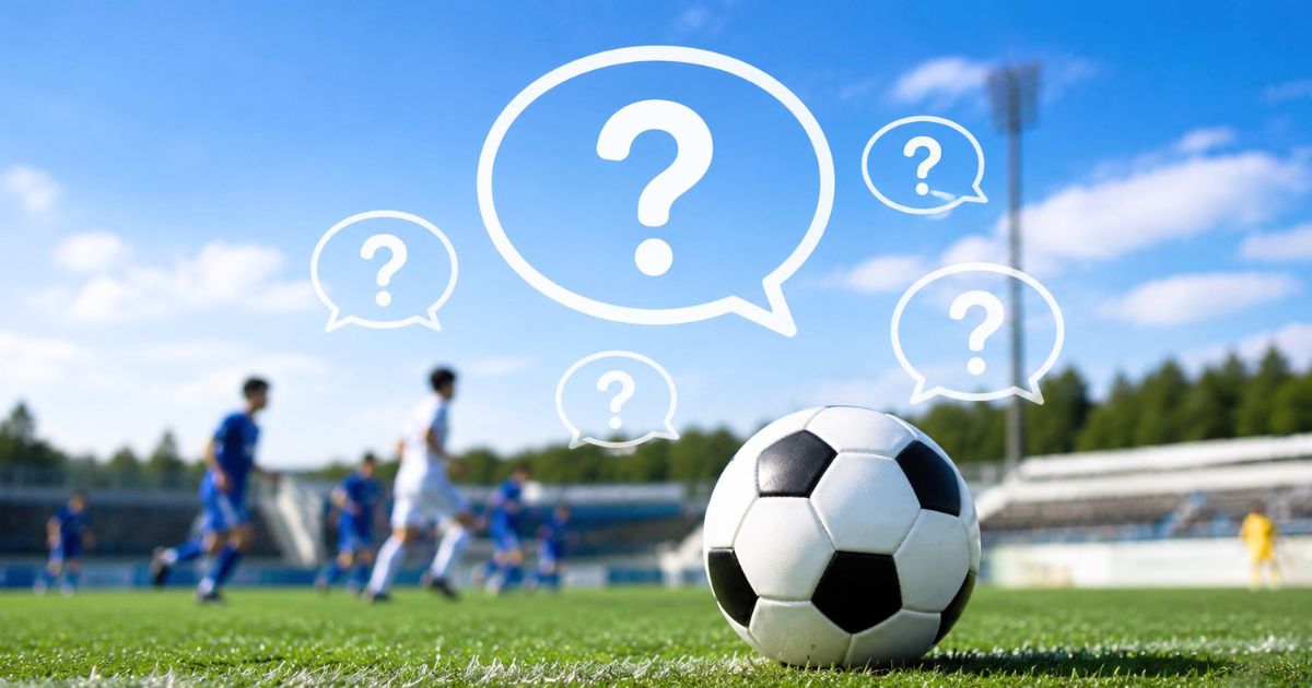大学サッカーリーグの試合会場とサッカーボールに、よくある質問を表す疑問符を重ねたイメージ