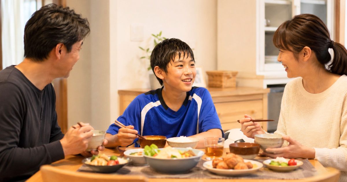サッカー練習後に、ユニフォーム姿の子どもが両親と食事をしながら練習について話す家族団らんの様子
