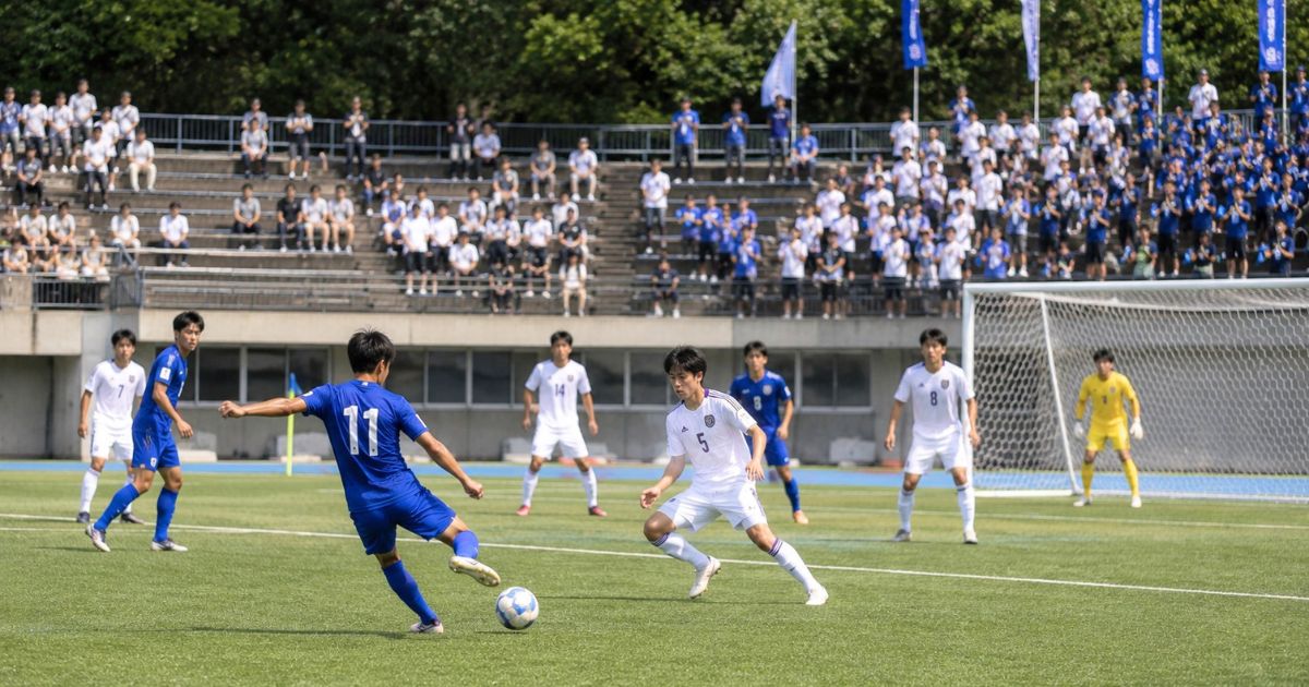関西学生サッカー3部の公式戦で、応援席を背に選手が攻撃を仕掛ける様子
