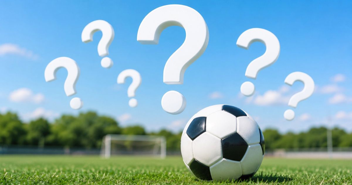 関西大学サッカーリーグのよくある質問をイメージした、サッカーグラウンドのボールと複数のクエスチョンマーク