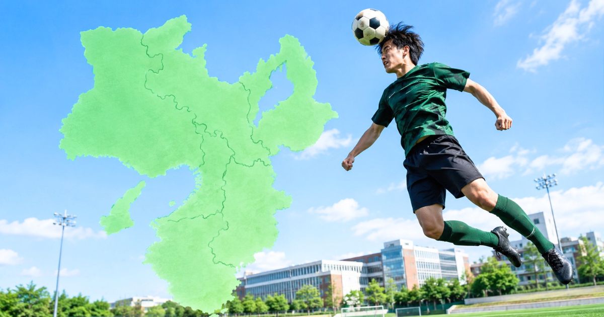 関西地方の地図を背景に、空中でヘディングを決める大学サッカー選手