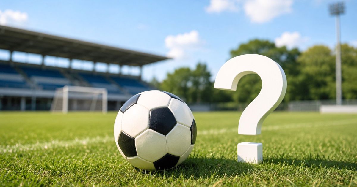 大学サッカーIリーグのよくある質問を表す、グラウンド上のサッカーボールと白いクエスチョンマーク