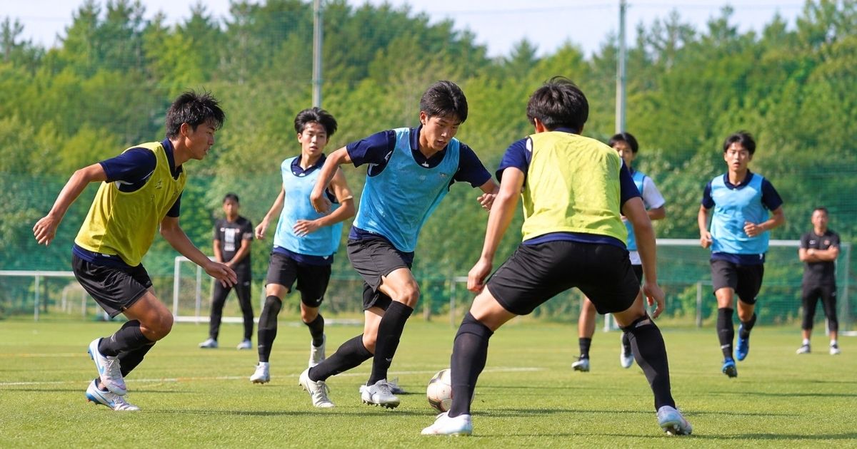 大学サッカー部のセレクションで、ビブスを着た参加者がミニゲームをしている様子