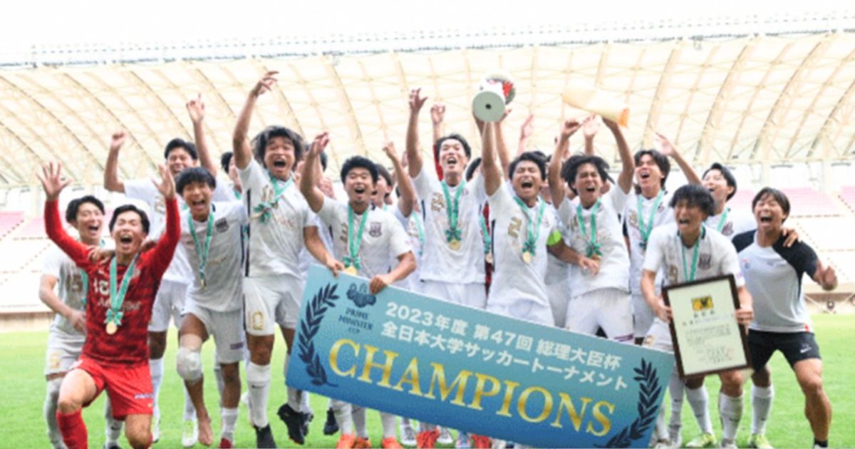 2023年度総理大臣杯全日本大学サッカートーナメント優勝を喜ぶ富士大学サッカー部の選手たち