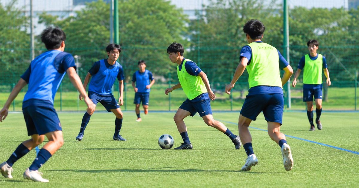 大学サッカーの練習でビブスを着てミニゲームを行う選手たち