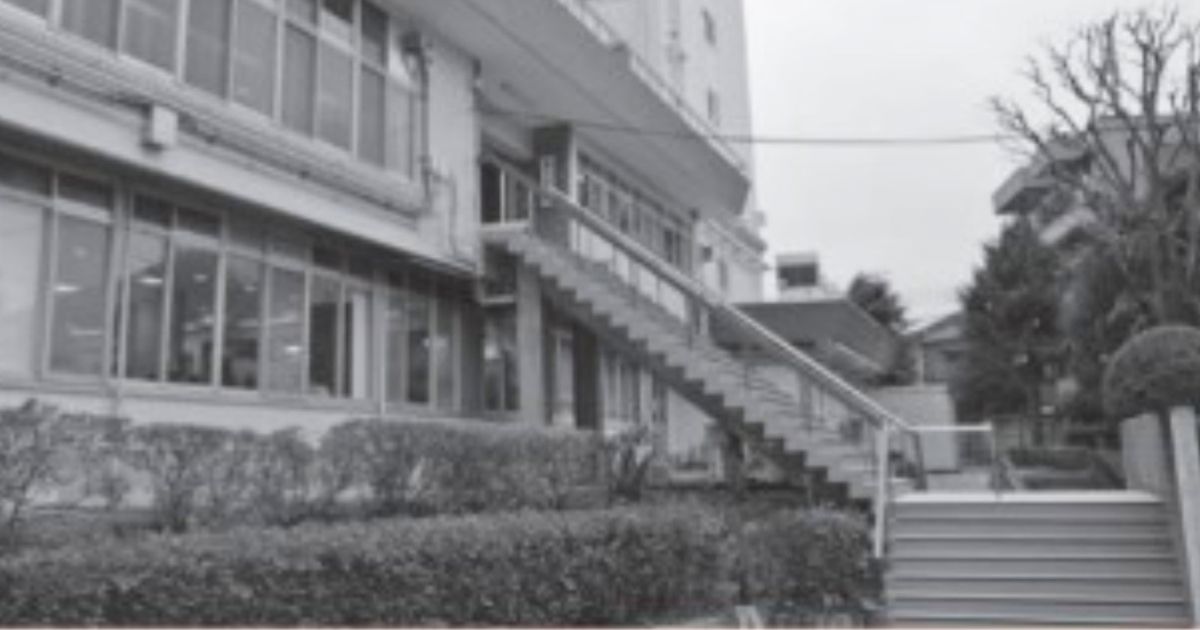 国士舘大学の鶴川寮の建物外観。学生寮利用の手引きに掲載された入口と階段付近の様子