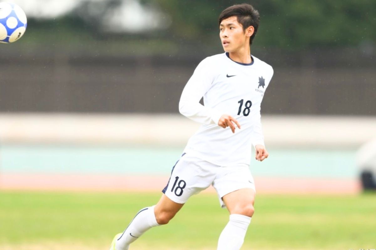 国士舘大学サッカー部時代、公式戦でロングパスを受けるSOOOOO(そー)
