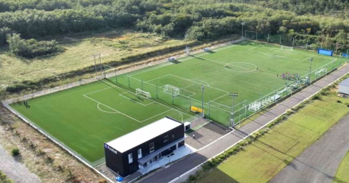 新潟医療福祉大学男子サッカー部が使用するサッカーグラウンドを上空から見た様子