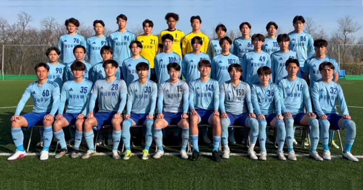 新潟医療福祉大学男子サッカー部の選手がグラウンドで並ぶ集合写真