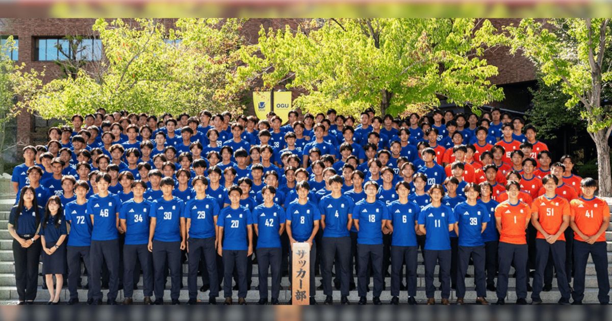 大阪学院大学サッカー部の選手・スタッフが並ぶ大人数の集合写真