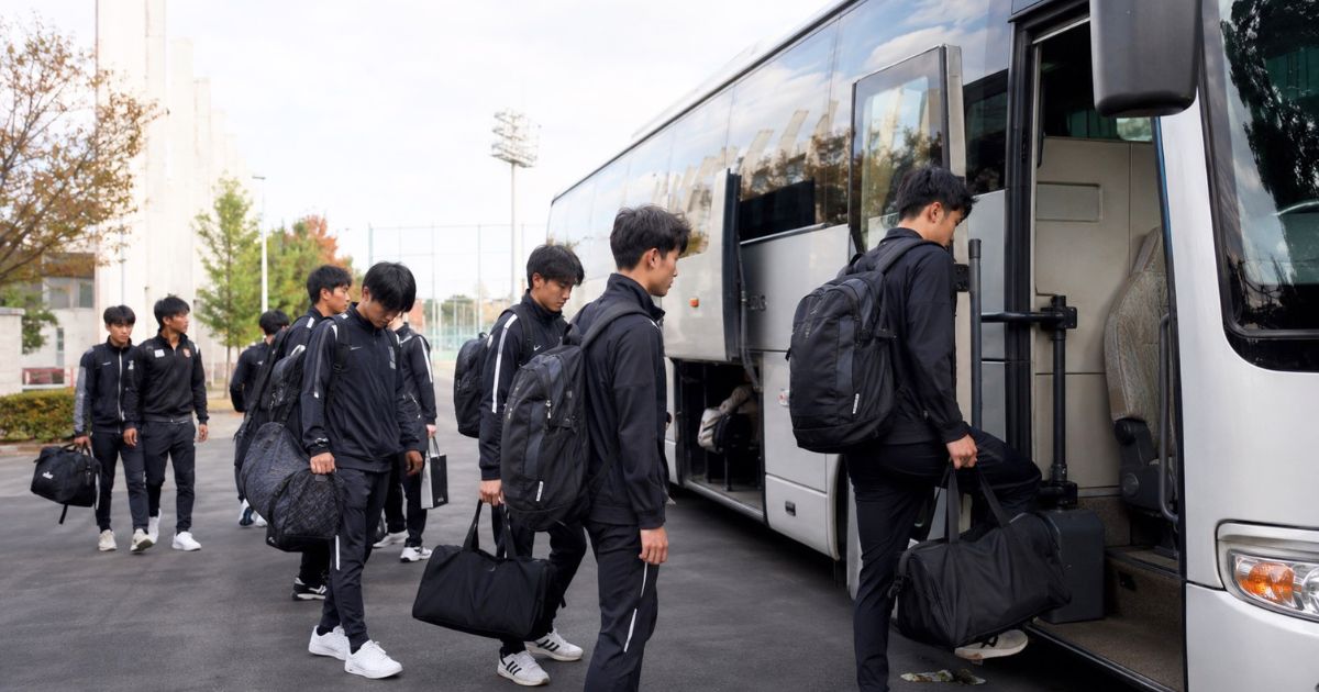 大阪大学サッカー部の遠征費をイメージした遠征バスに乗り込むサッカー部員