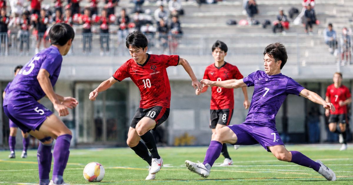 大阪大学サッカー部の競技レベルをイメージした背番号入りユニフォームの公式戦風景