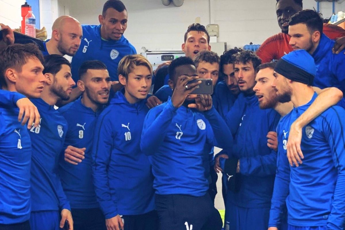 Racing FC Union Luxembourg在籍時に試合後のチームメンバーと写真に収まるSOOOOO