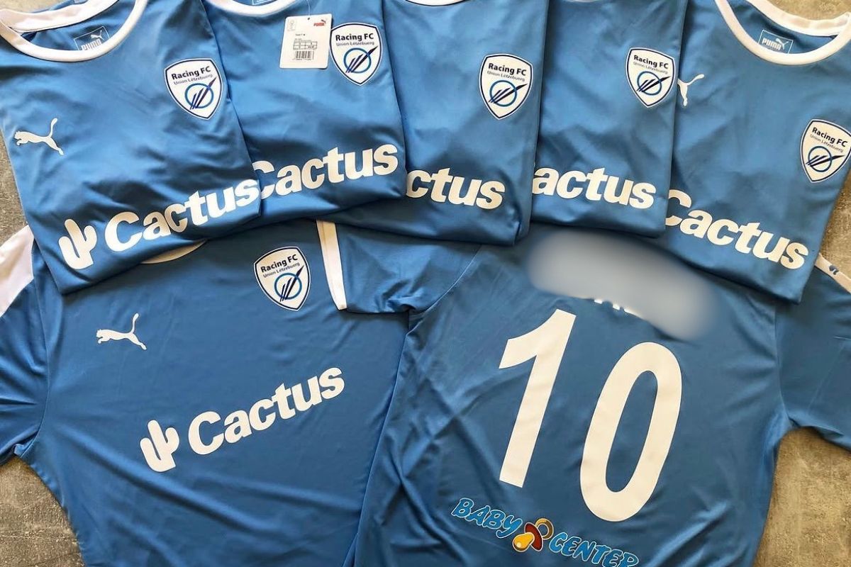 Racing FC Union Luxembourgから支給されたユニフォームと練習着