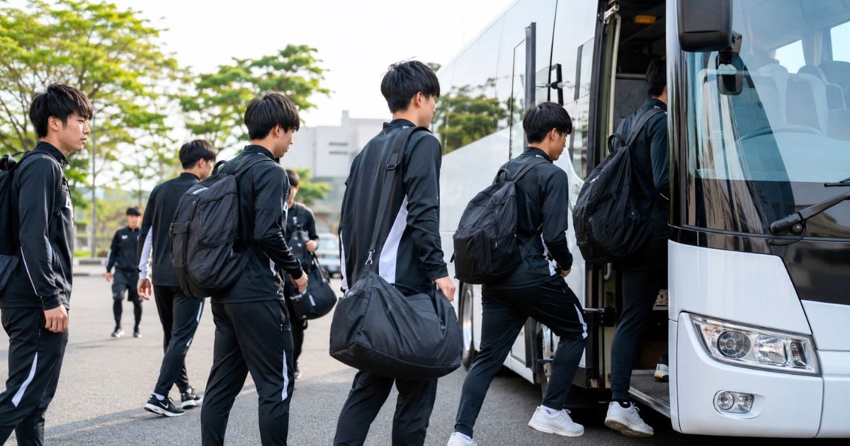 大学サッカー部の遠征に出発するためバスへ乗り込む選手たち
