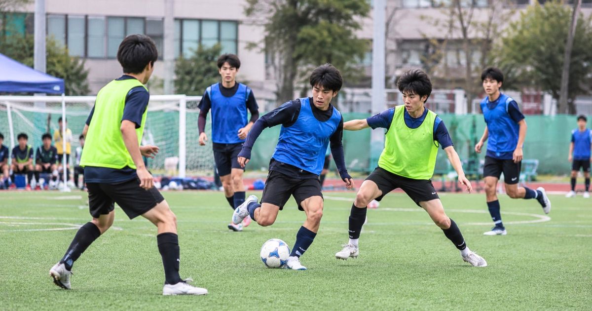 大学サッカーのセレクションでビブスを着た参加者がミニゲームを行う様子