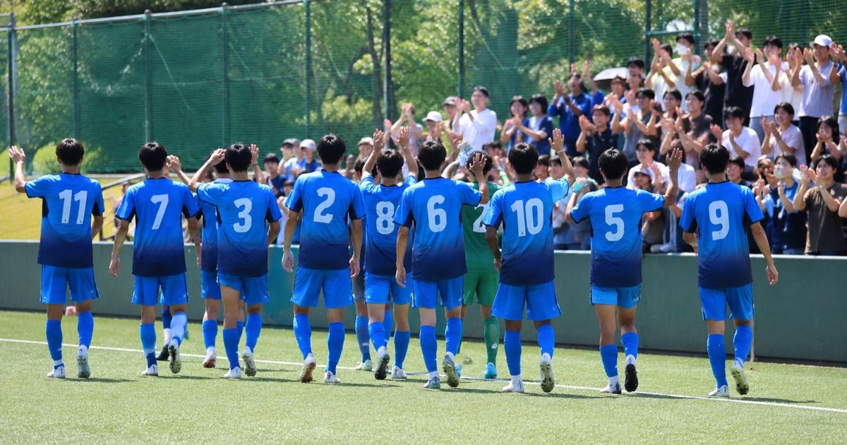 公式戦終了後に応援席へ挨拶する大学サッカー部の選手たち
