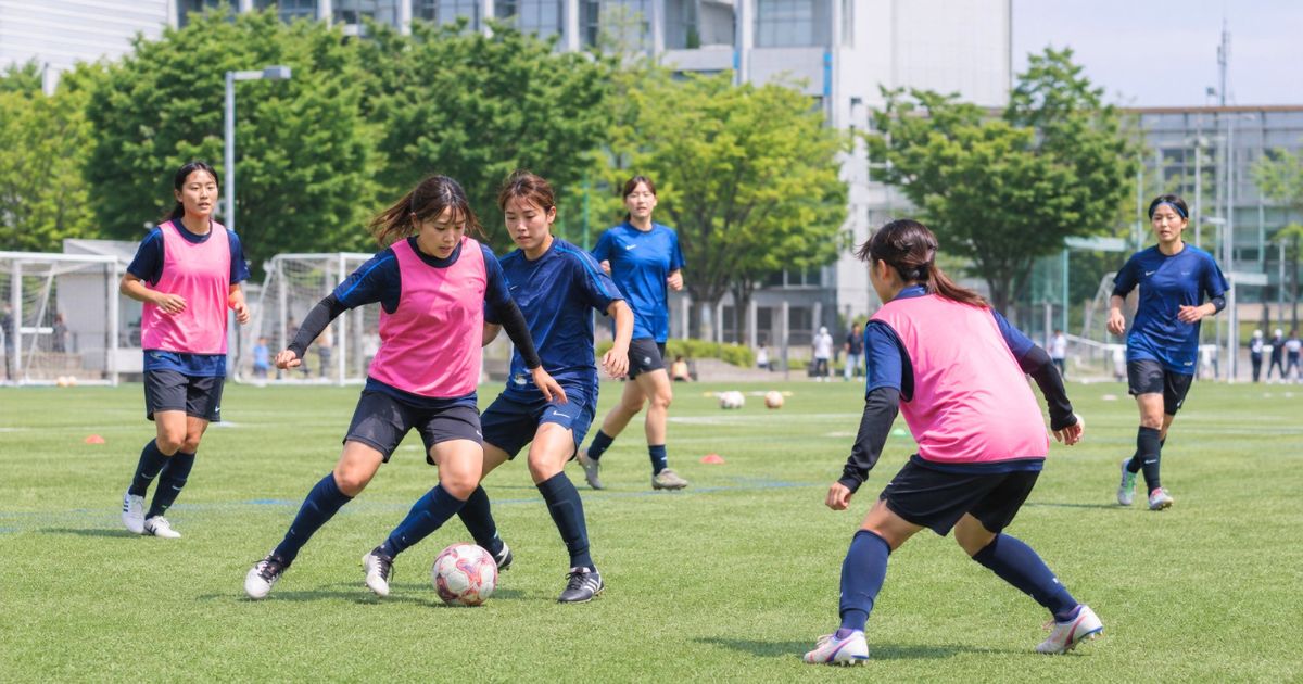 大学女子サッカー部の練習でビブスを着てミニゲームを行う選手たち