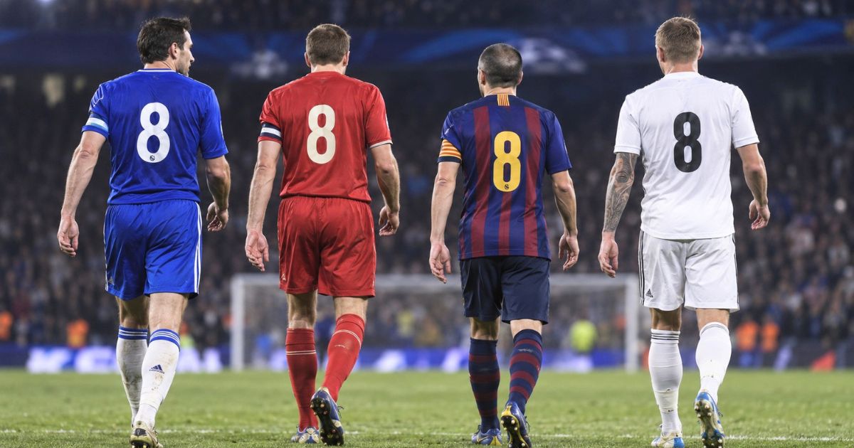 チェルシー、リヴァプール、バルセロナ、レアル・マドリードのユニフォームを着た背番号8の有名選手4人の後ろ姿