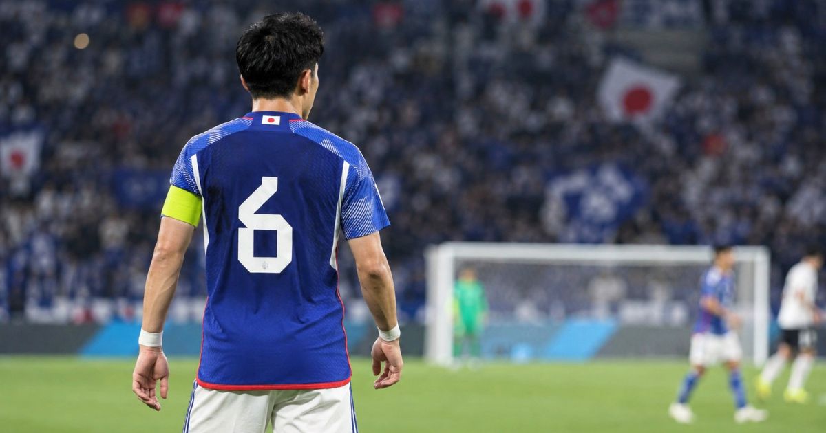 日本代表の背番号6を着けた選手が、試合中にピッチへ立つ後ろ姿