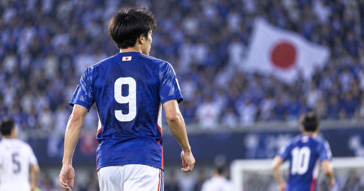 日本代表の背番号9ユニフォームを着たサッカー選手の後ろ姿