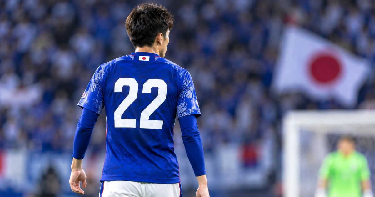 日本代表の青いユニフォームで背番号22を着けた選手の後ろ姿