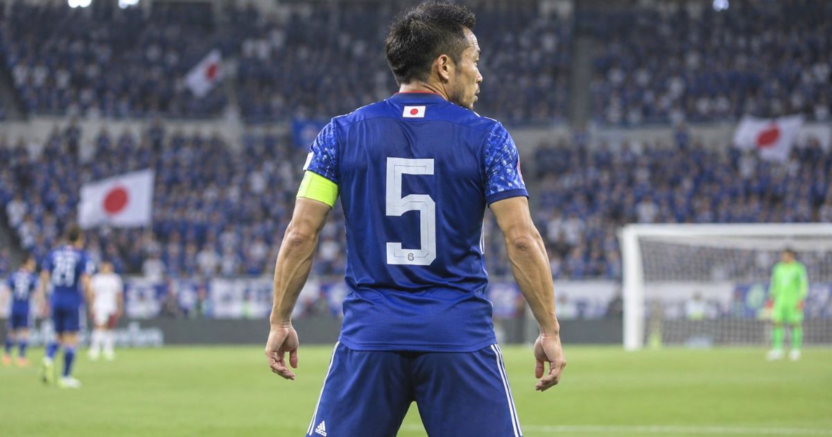 日本代表の青いユニフォームで背番号5をつけてピッチに立つ選手の後ろ姿