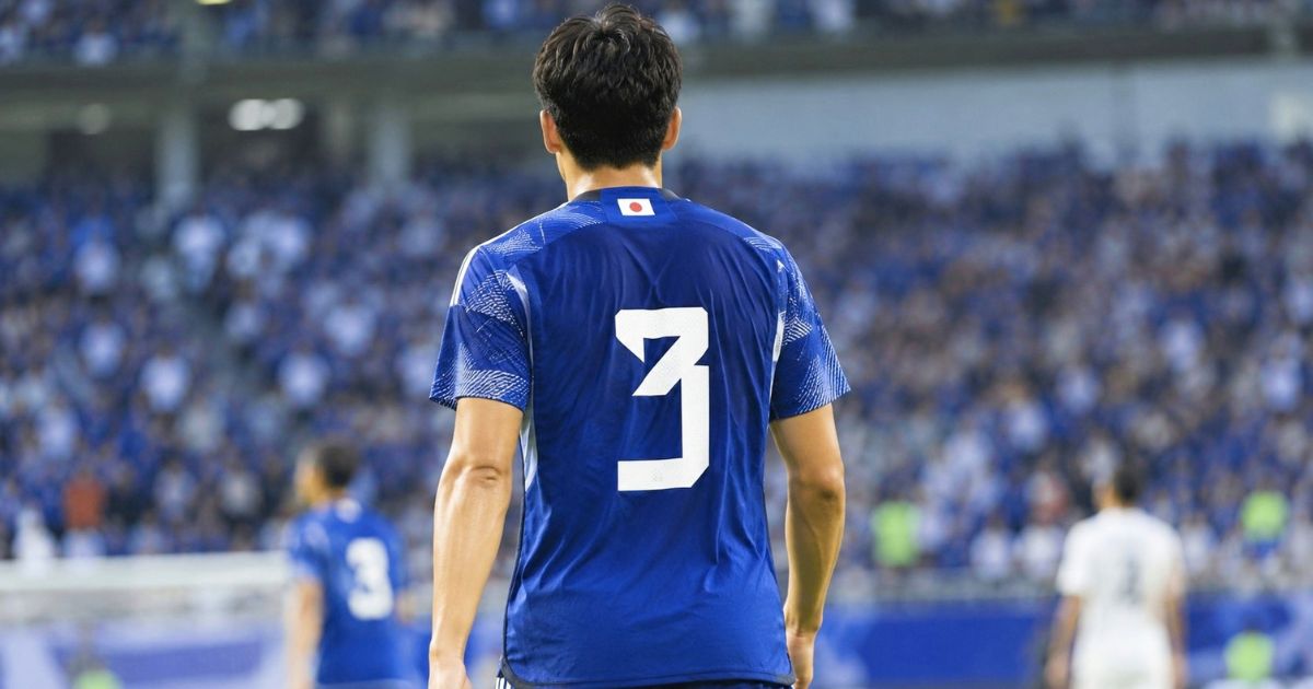 日本代表をイメージした青いユニフォームで背番号3を着けた選手の後ろ姿
