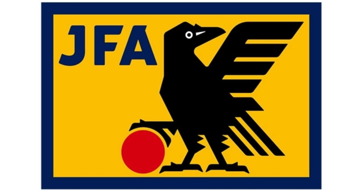JFAの文字と八咫烏が赤いサッカーボールに足をかけた日本サッカー協会の公式マーク