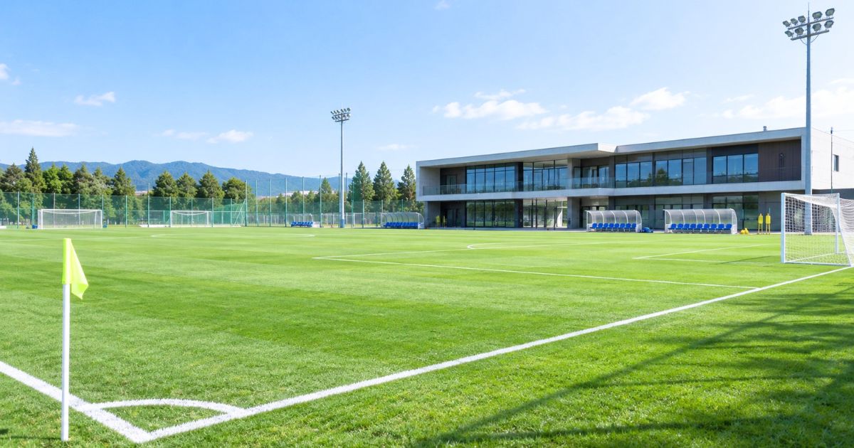 ナショナルトレセンの開催会場をイメージした、整備されたサッカーグラウンドとクラブハウス