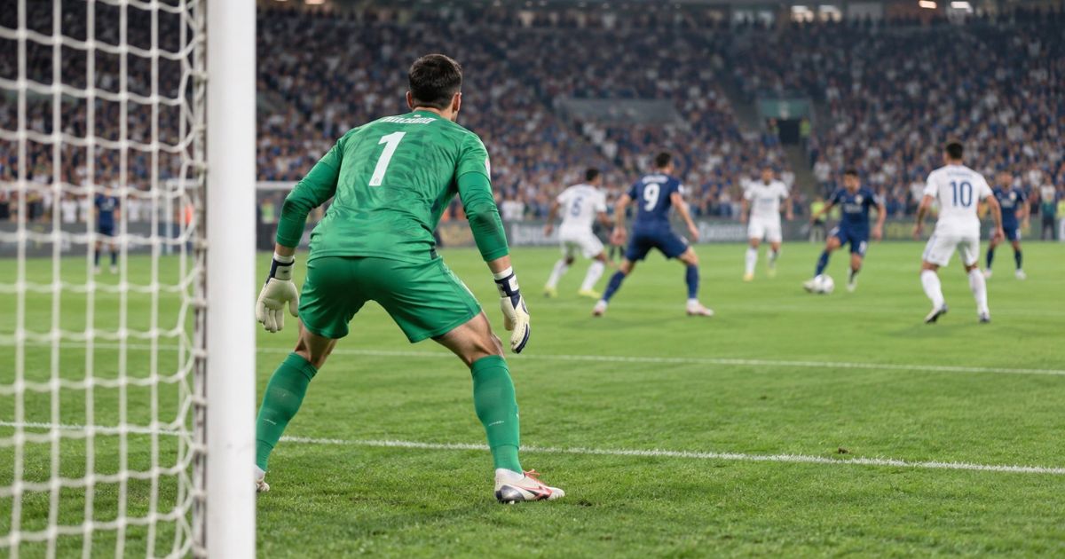 試合中にゴール前で構える背番号1のゴールキーパーの後ろ姿