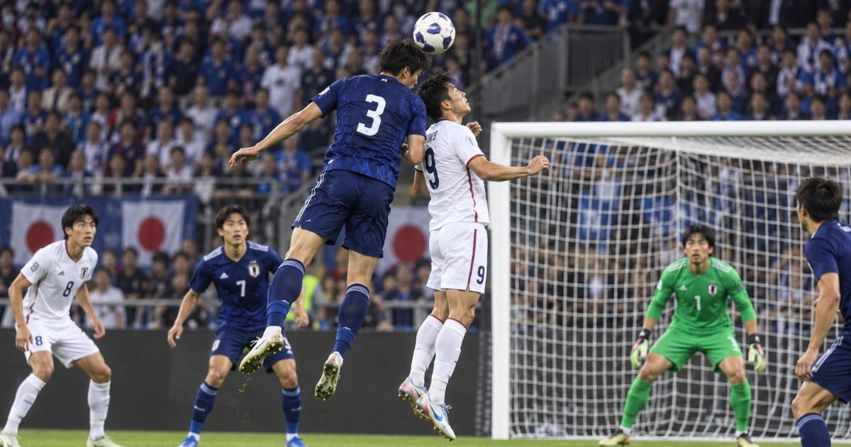 日本代表をイメージした背番号3のセンターバックが自陣ゴール前で相手選手と空中戦を競り合うサッカーの試合風景