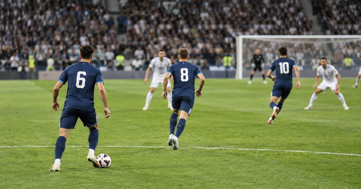 ピッチ上で背番号6・8・10の選手が異なる位置を取りながら攻撃を組み立てるサッカーの試合