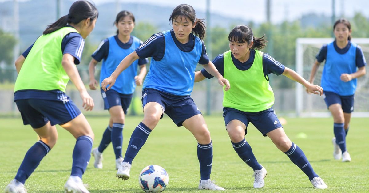 ビブスを着た女子トレセン選手たちがミニゲームでボールを競り合う練習風景