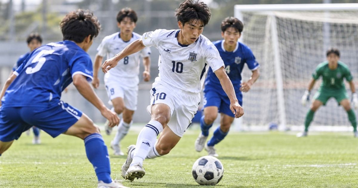 高校サッカーの試合で、背番号10のFWがゴール前へドリブルで仕掛けるプレーシーン