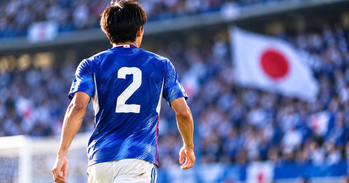 日本代表をイメージした青いユニフォームで背番号2を着けるサッカー選手の後ろ姿
